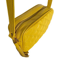 Detalhe do Matelassê da Bolsa Tiracolo Feminina Couro Legitimo Amarelo Solar