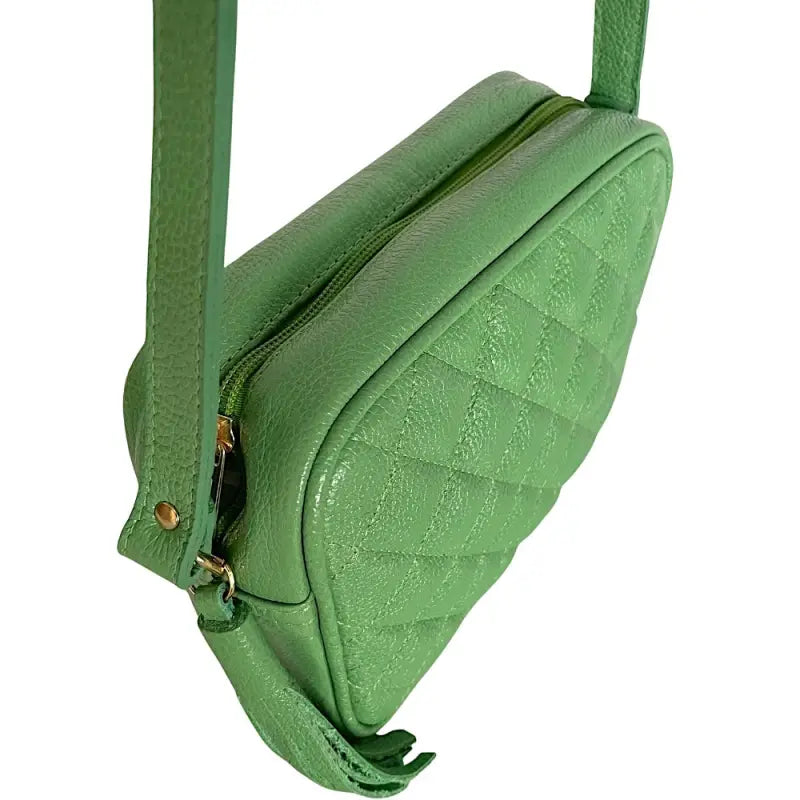 Detalhe Zíper de Nylon Superior em Bolsa Matelassê Verde