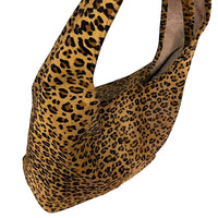 Close do Detalhe do Couro da Bolsa Hobo Animal Print Onça