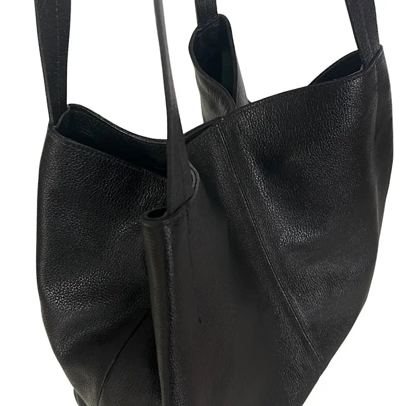 Detalhe Aproximado do Couro da Bolsa Shopper Preta em Couro Legítimo Floater