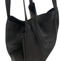Detalhe Aproximado do Couro da Bolsa Shopper Preta em Couro Legítimo Floater
