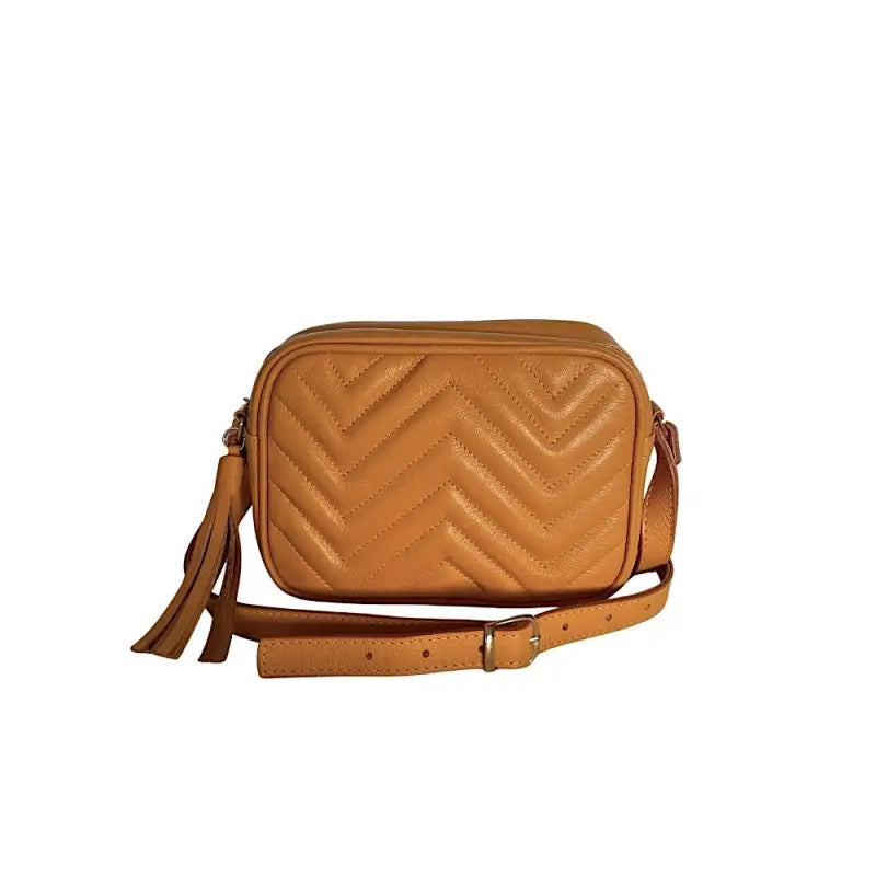 Detalhe da frente da Bolsa tiracolo feminina couro legitimo matelassê diagonal mostarda