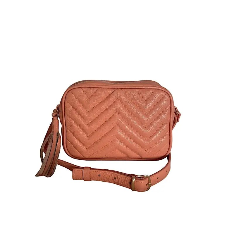 Detalhe frente da Bolsa feminina tiracolo couro legitimo matelassê pêssego