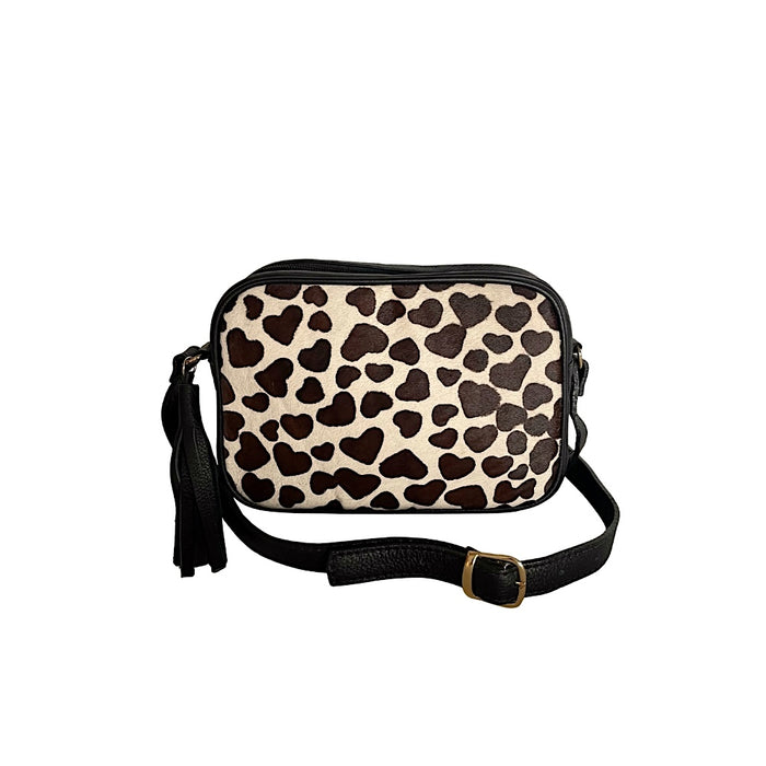 Detalhe frontal Bolsa Tiracolo Feminina Couro Animal Print Love Estampa Coracao