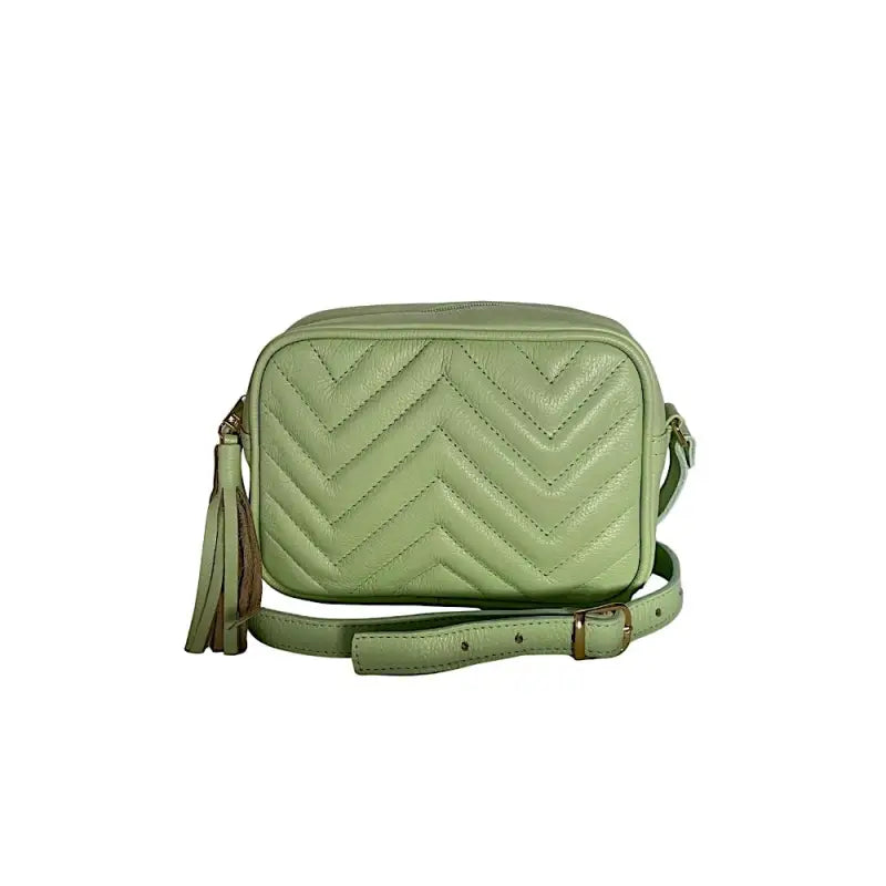 Detalhe frontal da Textura da bolsa Matelassê Diagonal Couro Verde Mint.jpg