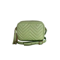 Detalhe frontal da Textura da bolsa Matelassê Diagonal Couro Verde Mint.jpg