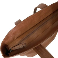 Detalhe do fecho principal em zíper de nylon com puxador macio em couro caramelo.