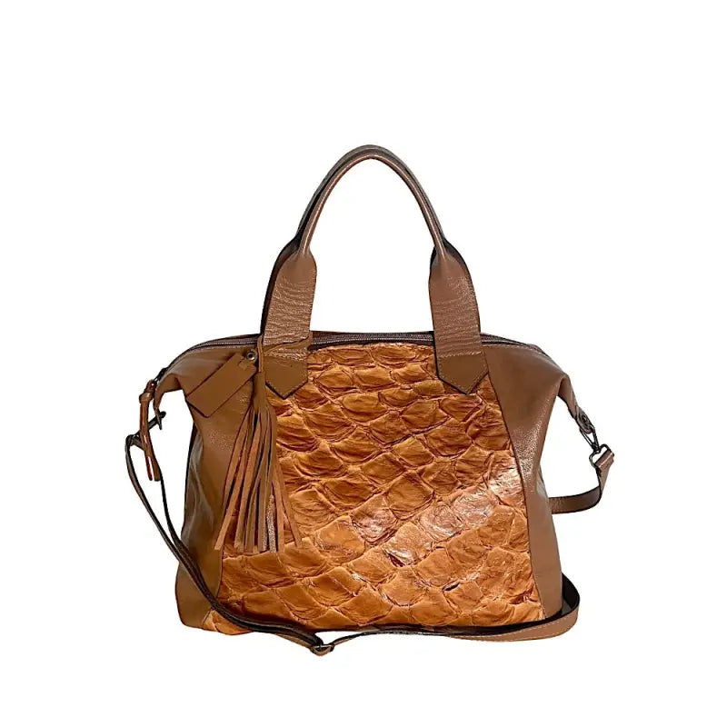 Bolsa tote feminina caramelo estilo sacola com detalhe em textura de pirarucu e barbicacho.