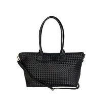 Bolsa shopper feminina preta com textura tressê em couro vegano e alças de ombro.
