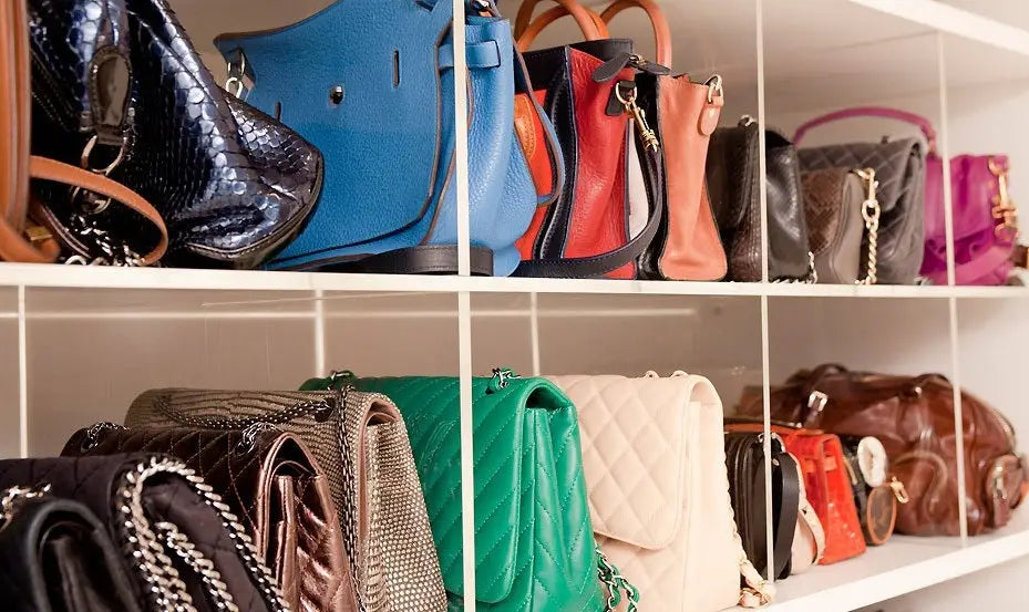Gradar bolsas em prateleiro no armário