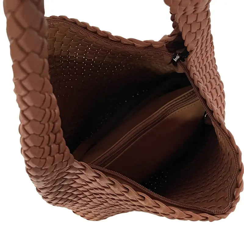 Interior da bolsa hobo mostrando o espaço amplo e a acomodação da bag interna de organização.