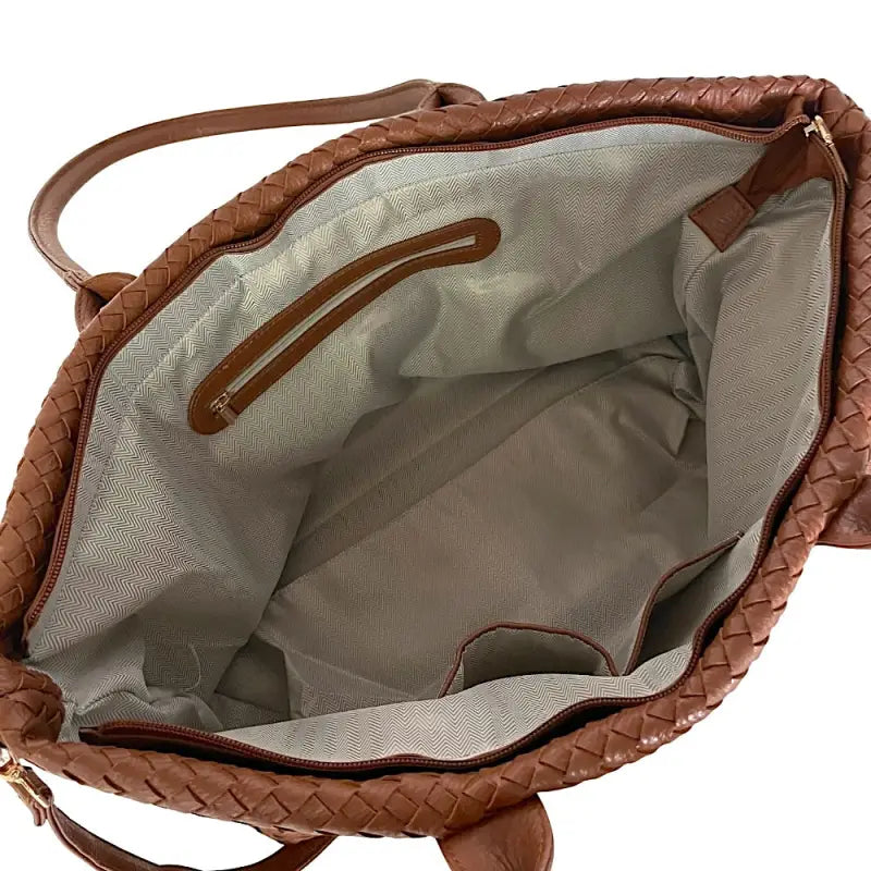 Vista interna da bolsa shopper caramelo com forro reforçado e divisórias de saque rápido.