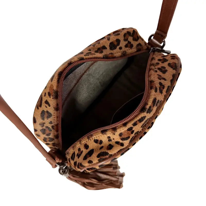 Interior forrado da bolsa tiracolo exibindo o compartimento aberto de saque rápido e o bolso com zíper.