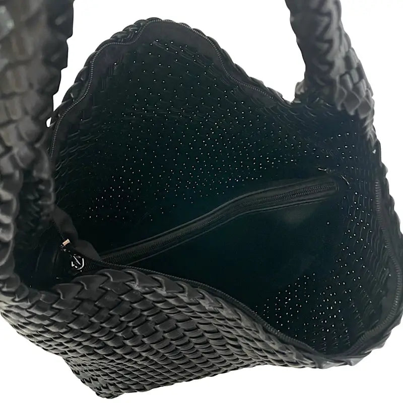 Interior da bolsa hobo mostrando como a bag interna se encaixa perfeitamente como organizador.