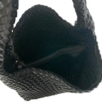 Interior da bolsa hobo mostrando como a bag interna se encaixa perfeitamente como organizador.