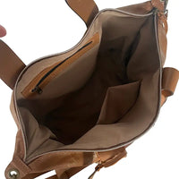 Interior forrado da bolsa tote mostrando as divisórias organizadoras e bolso com zíper.