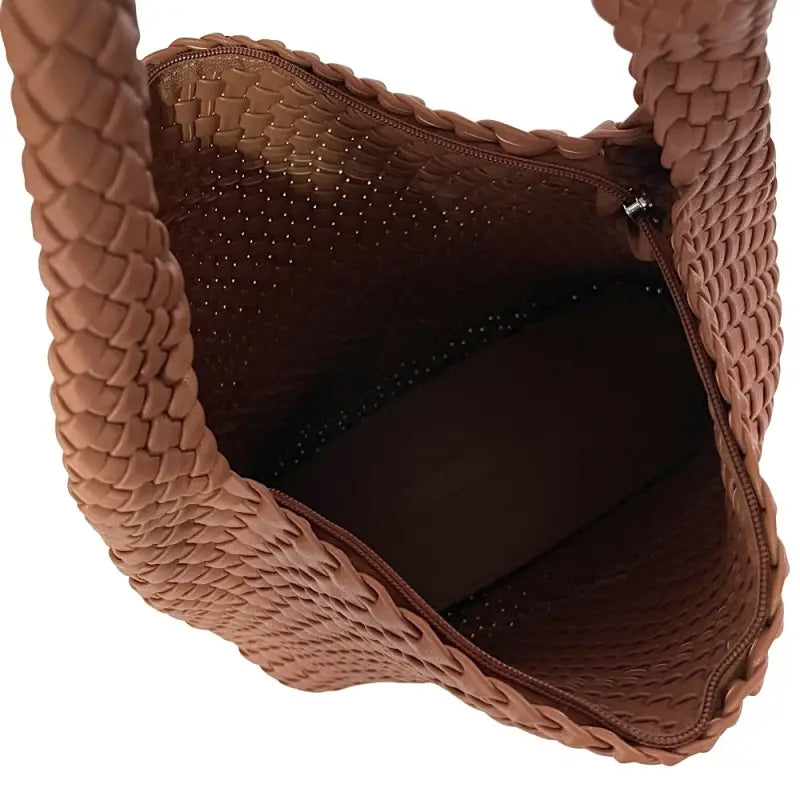 Interior da bolsa hobo mostrando o espaço amplo .