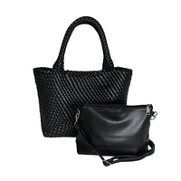 Conjunto 2 em 1: Bolsa shopper tressê preta com a bolsa interna transversal lisa instalada.