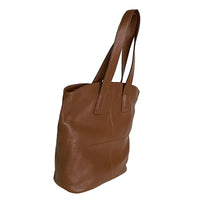 Vista lateral da bolsa tote bag caramelo mostrando a profundidade de 13cm e o acabamento das costuras.