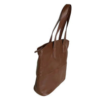 Vista lateral da bolsa tote bag marrom mostrando a profundidade de 13cm e o acabamento das costuras.