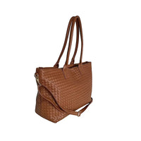 Perfil da bolsa shopper caramelo destacando a estrutura ampla e acabamento entrançado lateral.