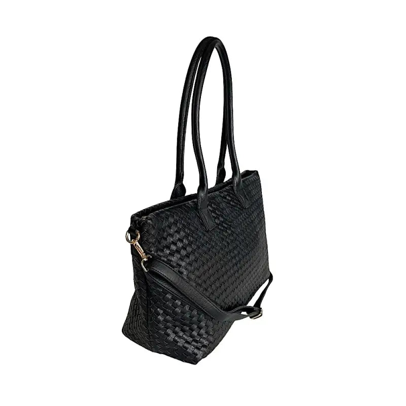 Vista lateral da bolsa shopper preta mostrando a profundidade de 17cm e o acabamento entrançado.