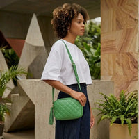 Look Feminino com Bolsa Tiracolo Verde Esmeralda no Corpo Matelassê Xadrez