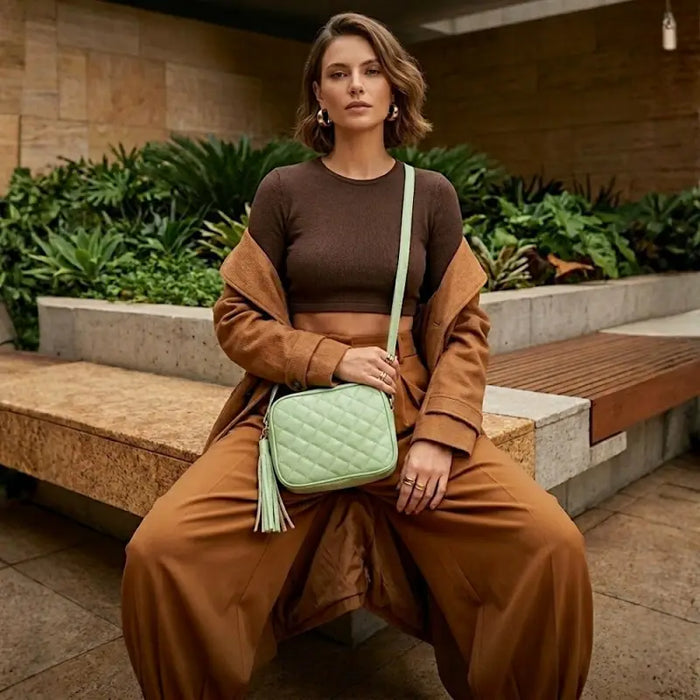Look completo com a bolsa tiracolo matelassê verde menta