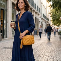 Look com a Bolsa tiracolo feminina couro legitimo matelassê diagonal mostarda