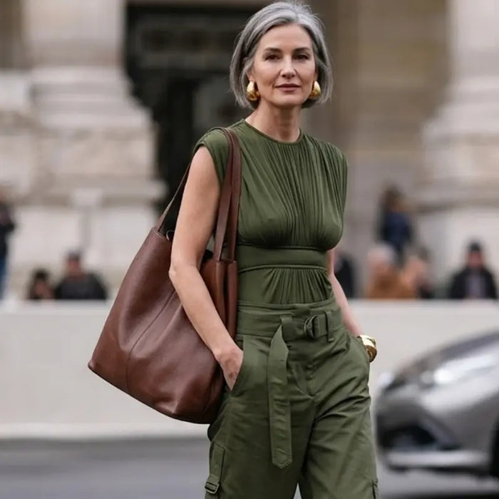 Mulher com look verde militar usando Bolsa Shopper Marrom em couro legítimo floater 