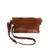 Pochete envelope feminina caramelo em couro legitimo floater com detalhes de metais em ônix.
