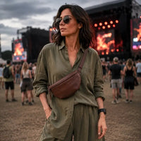 Mulher no show usando a pochete feminina clássica na cor marrom moka em couro legítimo 