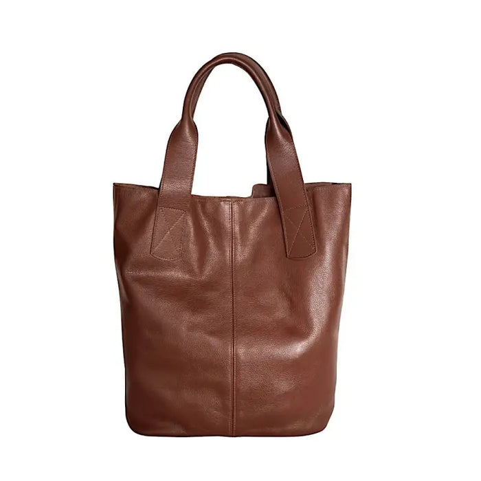 Bolsa shopper feminina marrom moka em couro legítimo floater com design de sacola grande e detalhes em pesponto na alça.