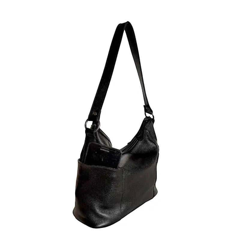 Visão lateral da bolsa em couro legitimo preto mostrando bolso lateral com celular