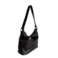 Visão lateral da bolsa em couro legitimo preto mostrando bolso lateral com celular