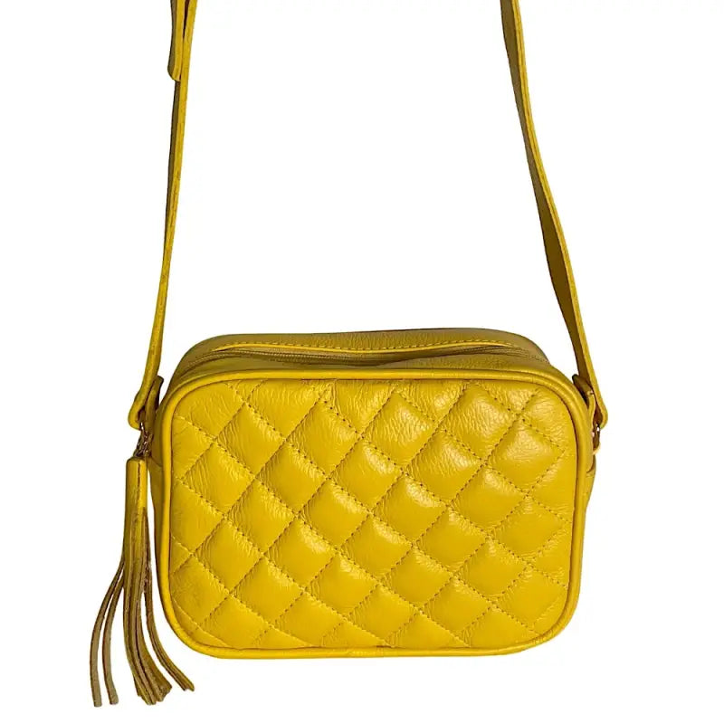 Detalhe da Frente da Bolsa Tiracolo Feminina Couro Legitimo Matelassê Amarelo Bandeira