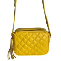Detalhe da Frente da Bolsa Tiracolo Feminina Couro Legitimo Matelassê Amarelo Bandeira
