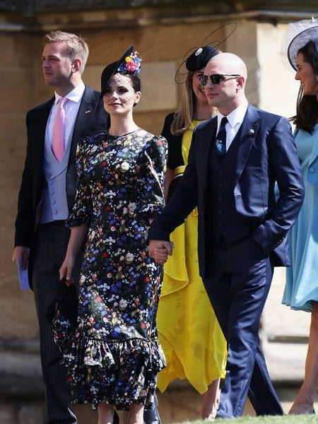 Charlote Riley arrasando com seu vestido floral e na cabeça a mesma padronagem