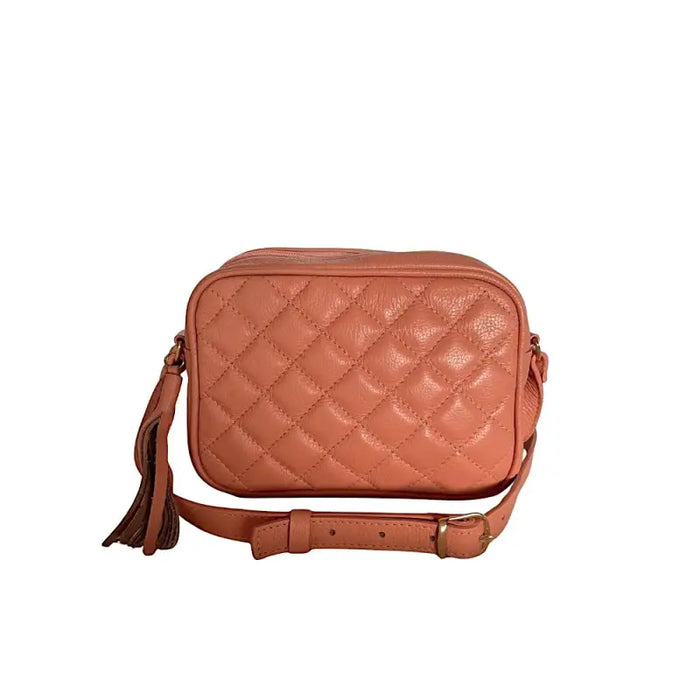 Visão Aproximada da Frente da Bolsa Feminina Tiracolo Couro Legítimo Matelassê Pêssego
