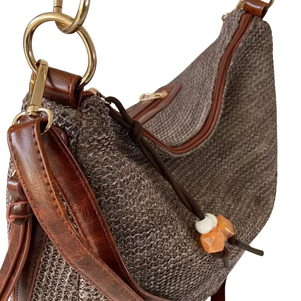 Bolsa Hobo em Fibra Sintética Marrom. Fecho principal zíper