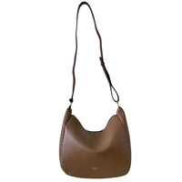 Bolsa hobo matelassê em couro vegano bege: conforto