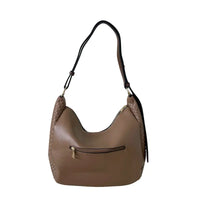 Bolsa hobo matelassê em couro vegano bege: conforto