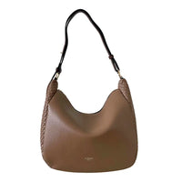 Bolsa hobo matelassê em couro vegano bege: conforto