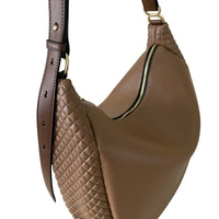 Bolsa hobo matelassê em couro vegano bege: conforto