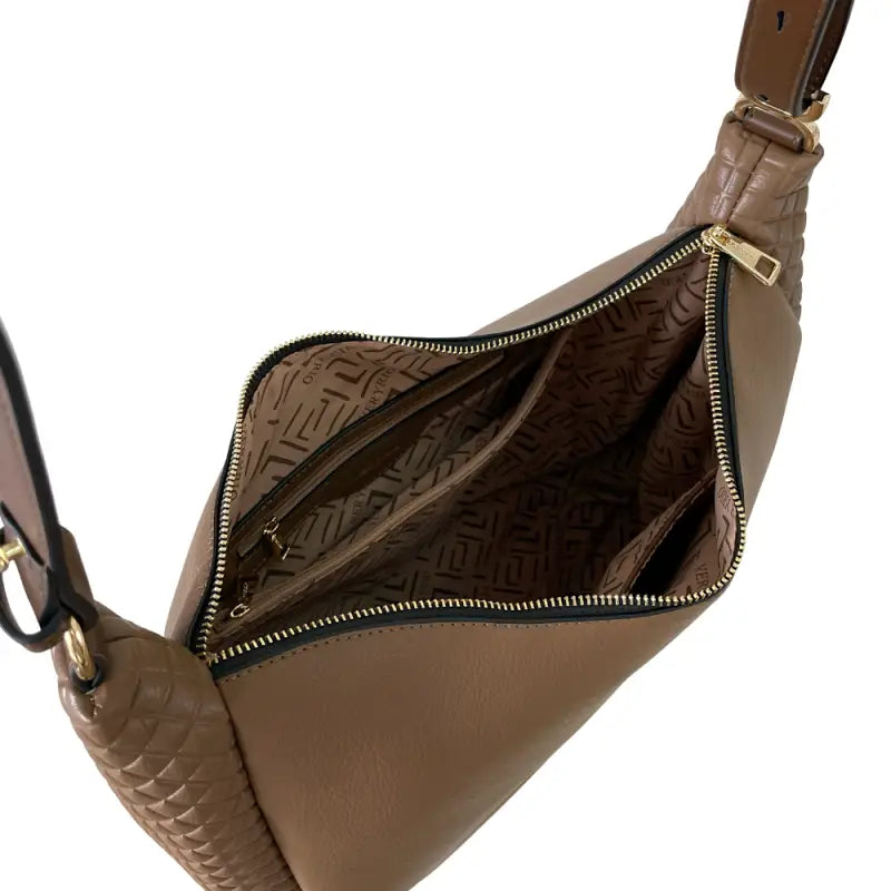 Bolsa hobo matelassê em couro vegano bege: conforto
