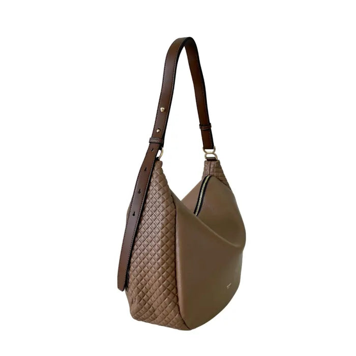 Bolsa hobo matelassê em couro vegano bege: conforto