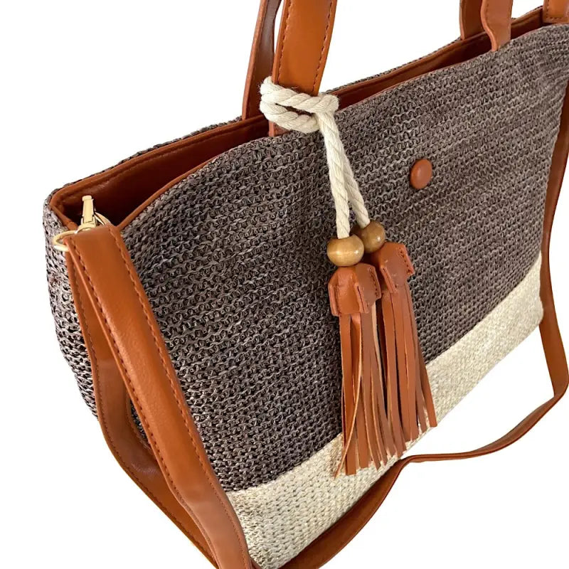 Bolsa shopper fibra listrada grande marrom: Enfeite na alça removivel