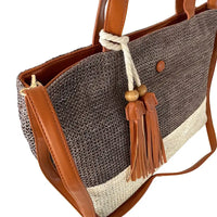 Bolsa shopper fibra listrada grande marrom: Enfeite na alça removivel