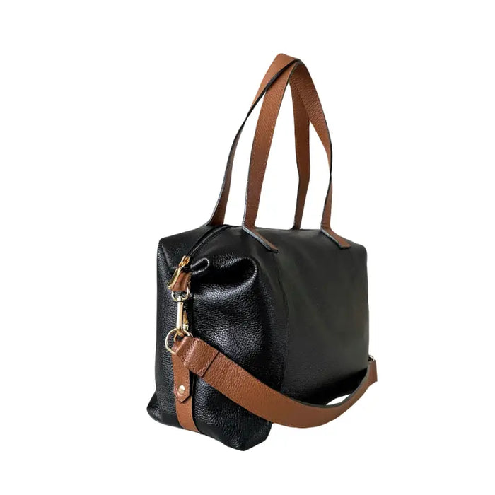 Bolsa tote em couro preto com alça transversal caramelo