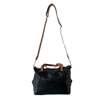 Bolsa tote em couro preto com alça transversal caramelo
